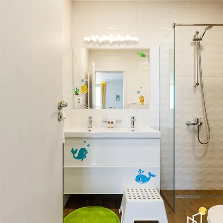 アパート View - By Metro, Kids Room, Huge Terrace, 2 Garages, Ps5, Playground, Bbq, 24h Security ソフィア